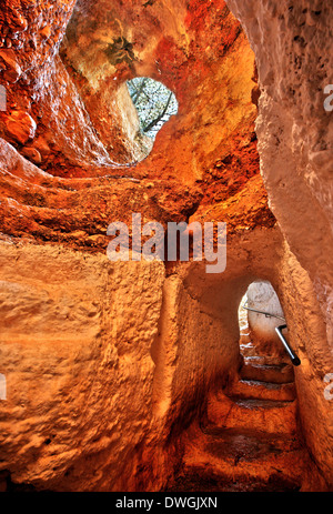 Il tunnel che conduce in 'small' Grotta, vicino al villaggio di Didyma, Ermionida comune, Argolide, Peloponneso e Grecia. Foto Stock