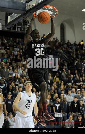 New Haven, Connecticut, Stati Uniti d'America. 7 Mar 2014. 7 marzo 2014 - New Haven, Connecticut , STATI UNITI - Harvard Crimson avanti Kyle Casey (30) schiacciate durante il NCAA Ivy League gioco di basket tra la Harvard Crimson e la Yale Bulldogs tenutosi presso il Payne Whitney Palestra sul campus di Yale. Harvard Yale conduce al tempo di emisaturazione 36-23. Eric Canha/CSM/Alamy Live News Foto Stock