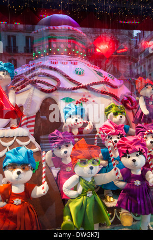 Dancing bears nella finestra di Natale decorazioni a Au Printemps department store, Parigi, Francia Foto Stock