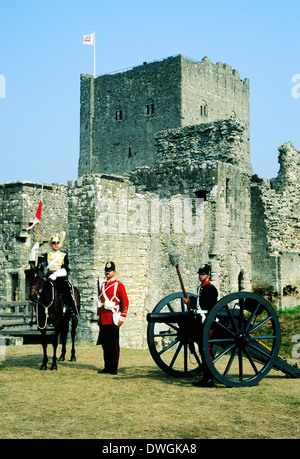 Militare inglese del 1888, Portchester Castle, Hampshire, Inghilterra UK XVII Lancieri, 57th Middlesex Regiment, artiglieria, rievocazione storica tardo XIX secolo soldato dell'esercito di soldati uniformi uniforme Foto Stock