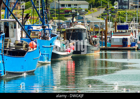 Barche da pesca in Yaquina Bay a Newport, Oregon Foto Stock