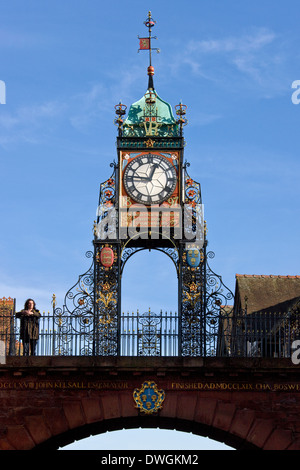 Il Victorian Eastgate Clock nel centro della città a Chester nella contea di Cheshire nel Nord Ovest Inghilterra Foto Stock