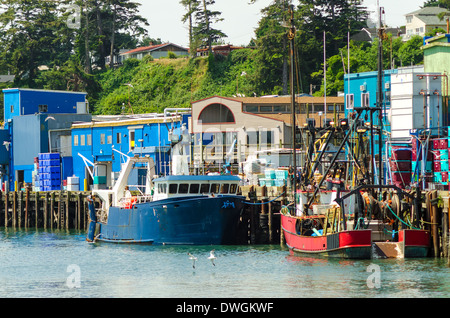 Vista del mare con le vecchie barche da pesca a Newport, Oregon Foto Stock