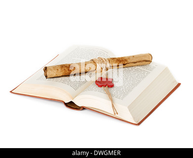 Vecchio libro con inkwell, quill penna e scorri Foto Stock