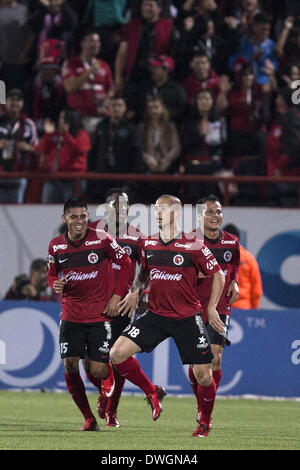 Tijuana, Tijuana. 7 Mar 2014. Xolos' giocatori celebrare punteggio contro Chivas durante il match del campionato MX TORNEO DI CHIUSURA, tenutosi a Caliente Stadium, nella città di Tijuana, Messico nord-occidentale il 7 marzo 2014. © Guillermo Arias/Xinhua/Alamy Live News Foto Stock