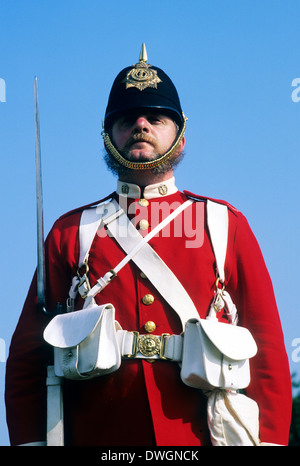 British piedi soldato, 57th Middlesex Regiment, 1880, fissato a baionetta, rievocazione storica Inghilterra soldato redcoat soldati del XIX secolo uniformi uniforme Foto Stock