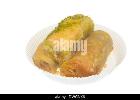 Dolce con il baklava in un piatto di carta è isolato su sfondo bianco, cultura orientale Foto Stock