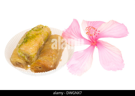 Dolce con il baklava con fiore hibiscus è isolato su sfondo bianco, cultura orientale Foto Stock