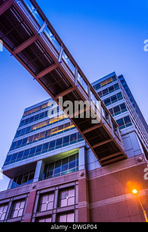Passaggio sopraelevato e moderno edificio in centro città di Baltimora, Maryland. Foto Stock