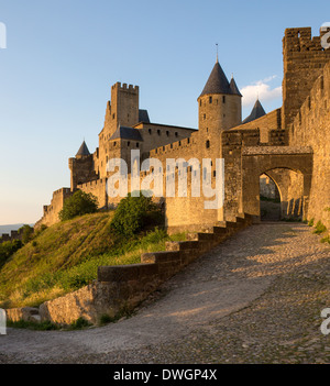 La fortezza medievale e la città fortificata di Carcassonne nel sud-ovest della Francia Foto Stock