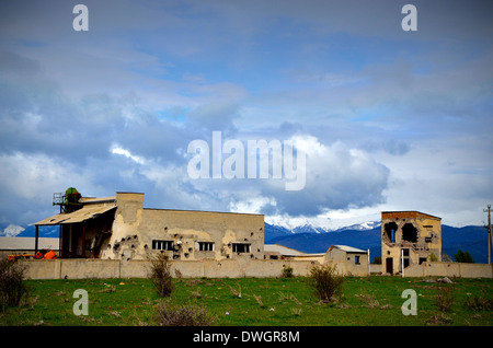 Bilancia in abbandonato, la guerra ha distrutto, fabbrica, Georgia. Foto Stock