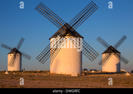 Mulini a vento di Campo de Criptana nella Mancha di Spagna centrale. Foto Stock