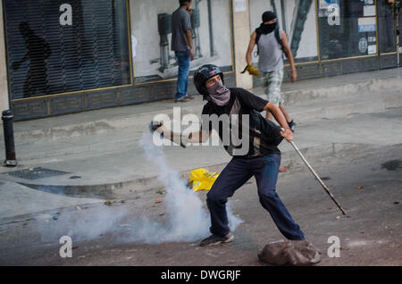 Caracas, Venezuela. 7 Mar 2014. Manifestanti hanno bruciato una bandiera di Cuba come un segnale di rifiuto della influenza del governo cubano in Venezuela mentre violenti scontri continuano a Caracas. Credito: Carlos Becerra/NurPhoto/ZUMAPRESS.com/Alamy Live News Foto Stock