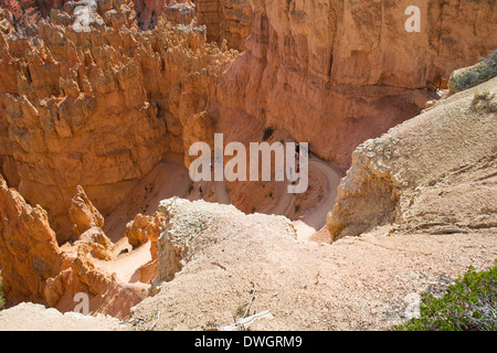 Bryce Canyon,utah,USA-agosto 10,2012:la gente a piedi il sentiero del parco nazionale di Bryce Canyon Foto Stock