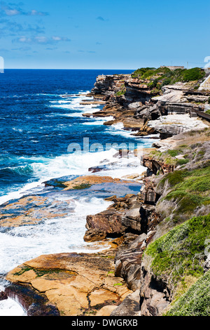 La costa frastagliata sul Bondi Beach a Coogee Beach sentiero costiero a Sydney in Australia Foto Stock