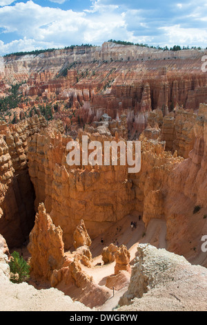 Bryce Canyon,utah,USA-agosto 10,2012:la gente a piedi il sentiero del parco nazionale di Bryce Canyon Foto Stock