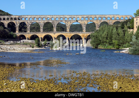 Pont du Gard acquedotto romano oltre il fiume Gardon vicino Remoulins nel sud della Francia Foto Stock