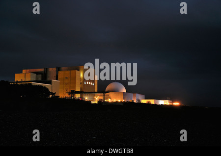 Sizewell 'A' e 'B' centrali nucleari di notte. Foto Stock