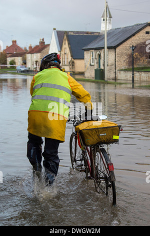 Acqua di inondazione che scorre giù per la strada dopo il Fiume Derwent burst si tratta di banche - Old Malton in North Yorkshire nel Regno Unito Foto Stock