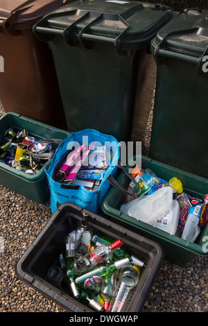 Il riciclaggio domestico di vetro, plastica, carta, carta e lattine. Foto Stock