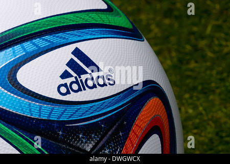 Brazuca, matchball ufficiale della Coppa del Mondo FIFA Brasile 2014 Foto Stock