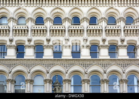 Serie di ripetute finestre ad archi su office della facciata nella città di Londra Inghilterra REGNO UNITO Foto Stock