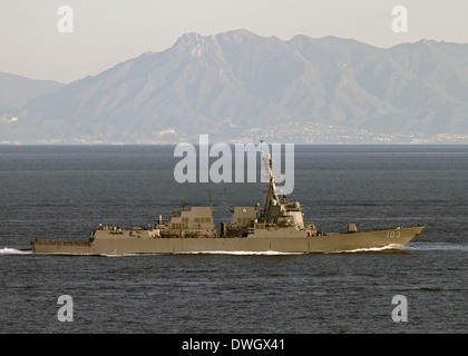 US Navy guidato-missile destroyer USS Truxtun transita il Mare Mediterraneo passato lo stretto di Gibilterra il 27 febbraio, 2014. Foto Stock