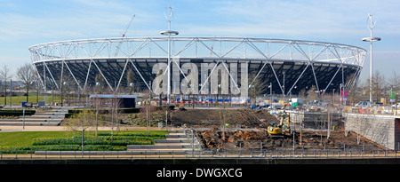 Architettura paesaggistica lavori in corso intorno a Londra 2012 Olympic Stadium parte dell'eredità progetto di conversione per il West Ham football club Foto Stock