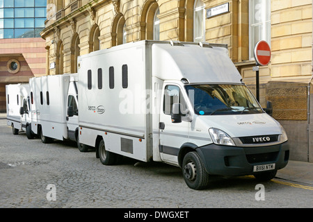 Tre joint venture Serco Wincanton prigioniero furgoni per trasporto parcheggiato all'esterno sul retro courthouse ingresso alla città di Londra Magistrates Court Foto Stock