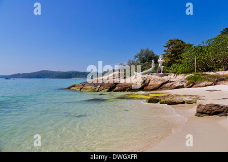 Le statue sulla Ao Hat Sai Kaew Beach su Ko Samet Island, Thailandia Foto Stock