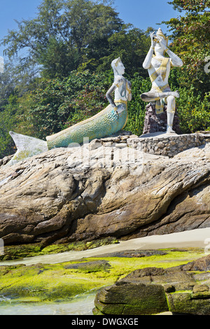 Le statue sulla Ao Hat Sai Kaew Beach su Ko Samet Island, Thailandia Foto Stock