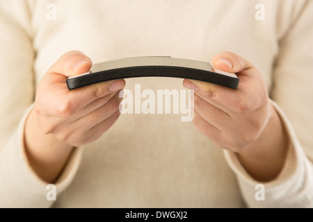 Donna asiatica tenendo un nuovo pieghevole telefono cellulare Foto Stock