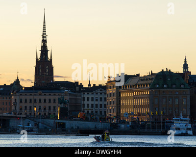 2012 vista serale di Slussplan e ex Karl Johans torg in Gamla Stan, la città vecchia di Stoccolma Svezia.Il campanile della chiesa di Riddarholm domina. Foto Stock