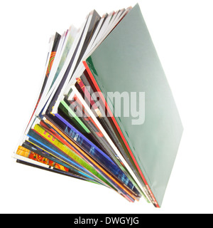 Pila di riviste colorate isolate su sfondo bianco Foto Stock