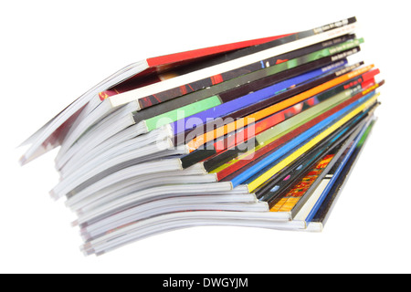 Pila di riviste colorate isolate su sfondo bianco Foto Stock