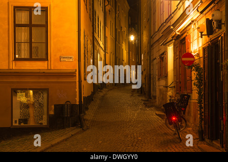 Vista serale di Baggensgatan, una stretta corsia di ciottoli in Gamla Stan, la città vecchia di Stoccolma, Svezia. Foto Stock