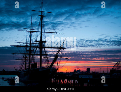 Crimson sky silhouttes HMS Warrior storica una nave da guerra britannica Foto Stock