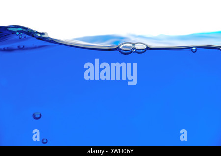 Acqua blu linea su uno sfondo bianco. Focus sulla linea d'acqua. Foto Stock