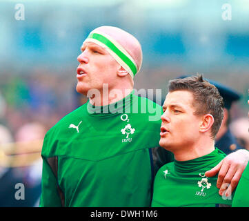 Dublino, Irlanda. 08 Mar, 2014. Paul O'Connell (Capitano Irlanda) e Brian O'Driscoll (Irlanda) cantando l'inno nazionale prima che la RBS 6 Nazioni match tra Irlanda e Italia a Aviva Stadium, Dublino Credito: Azione Sport Plus/Alamy Live News Foto Stock