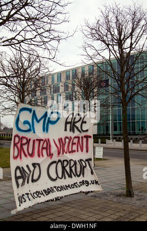 Manchester 8 Marzo, 2014. Fracking manifestanti Camp fuori GMP HQ, Newton Heath. Alcuni ant-fracking manifestanti, limitata dalla cauzione condizioni da dimostrare all'IGAS di perforazione esplorativa sito su Barton Moss Road, Eccles, Salford, hanno allestito un campo di fronte alla Greater Manchester Questura di Northampton Road. I banner sono state spiegate quale la rivendicazione di polizia sono 'brutale, violenti e corrotti' e funzionare anche come un "esercito privato' per iGas, la società che effettua la perforazione esplorativa. Credito: Mar fotografico/Alamy Live News Foto Stock