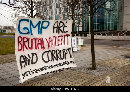 Manchester 8 Marzo, 2014. Fracking manifestanti Camp fuori GMP HQ. Alcuni ant-fracking manifestanti, limitata dalla cauzione condizioni da dimostrare all'IGAS di perforazione esplorativa sito su Barton Moss Road, Eccles, Salford, hanno allestito un campo di fronte alla Greater Manchester Questura di Northampton Road. I banner sono state spiegate quale la rivendicazione di polizia sono 'brutale, violenti e corrotti' e funzionare anche come un "esercito privato' per iGas, la società che effettua la perforazione esplorativa. Credito: Mar fotografico/Alamy Live News Foto Stock