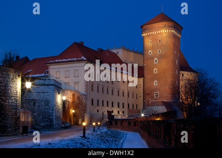 Senatorska Tower e Royal edifici del castello sul colle di Wawel nella città di Cracovia in Polonia Foto Stock