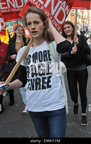 Wardour Street, Londra, Regno Unito. 8 marzo 2014. Un 'No più pagina tre" T-Shirt sul 'Million donne' aumento marcia di protesta su Wardour Street. Credito: Matteo Chattle/Alamy Live News Foto Stock