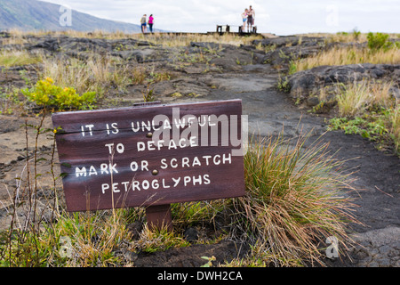 Segno "è illecito sfigurare segnare o graffiare petroglifi'. Pu'u Loa petroglifi Vulcani delle Hawaii NP, Big Island, Hawaii, Stati Uniti d'America. Foto Stock