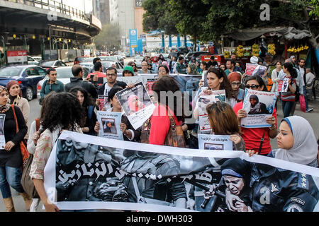 Il Cairo, il Cairo, Egitto. 8 Mar 2014. Le donne egiziane prendere parte una protesta di fronte al Consiglio Nazionale per le donne, al Cairo, il 8 marzo 2014. a chiamare per il rilascio di prigionieri egiziano durante un rally la marcatura della Giornata internazionale della donna Credito: Mohammed Bendari APA/images/ZUMAPRESS.com/Alamy Live News Foto Stock