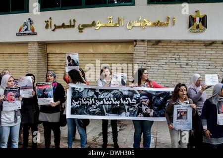 Il Cairo, il Cairo, Egitto. 8 Mar 2014. Le donne egiziane prendere parte una protesta di fronte al Consiglio Nazionale per le donne, al Cairo, il 8 marzo 2014. a chiamare per il rilascio di prigionieri egiziano durante un rally la marcatura della Giornata internazionale della donna Credito: Mohammed Bendari APA/images/ZUMAPRESS.com/Alamy Live News Foto Stock