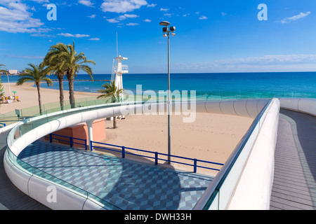 Alicante El Postiguet beach playa con moderni pedonale ponte bianco in Spagna Foto Stock