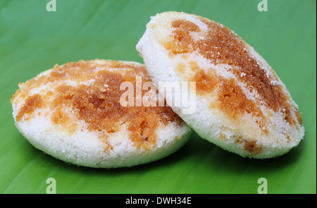 Bengalese Pitha Bhapa o cotti al vapore torta di riso sulla banana leaf Foto Stock