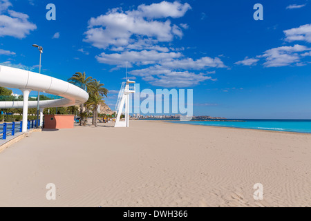 Alicante El Postiguet beach playa con moderni pedonale ponte bianco in Spagna Foto Stock