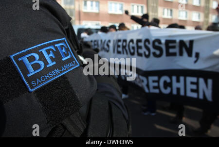 Un funzionario di polizia con l'unità di arresto ( Beweissicherungs- und Festnahmeeinheit, BFE) è raffigurato durante una dimostrazione in Dessau-Roßlau, Germania, 08 marzo 2014. Diverse migliaia di persone protestano contro un raduno neonazista. Dessau fu in parte distrutto durante un allied air-raid nel marzo 1945. Per anni il neo-nazisti rally attraverso Dessau in questa occasione ma anche i cittadini lotta all'indietro. Foto: SEBASTIAN WILLNOW/dpa Foto Stock